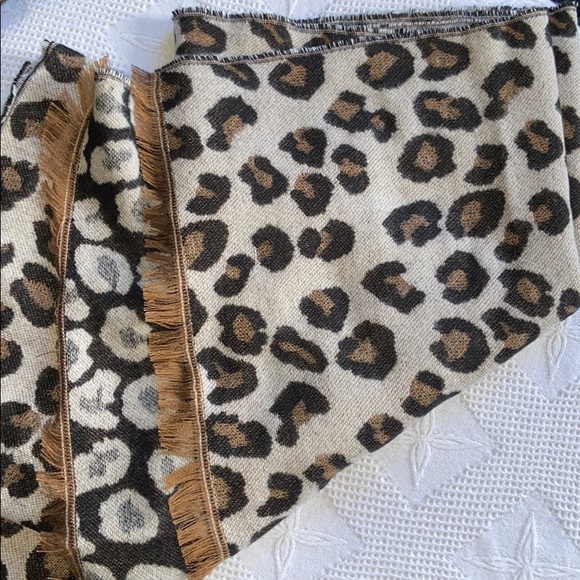 ❤️🆕REVERSIBLE LEOPARD PRINT SCARF ❤️ - Picture 3 of 6